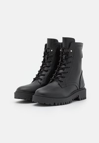 Guess OLENNI - Botins de atacadores - black