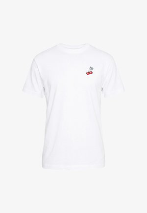 T-shirt blanc à manches courtes et col rond avec de petites cerises rouges brodées et des feuilles vertes sur le côté gauche de la poitrine.