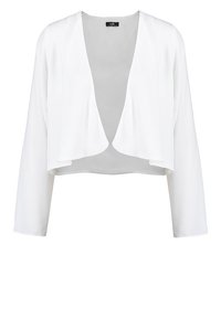 Bílá zkrácená bunda s dlouhými rukávy, vyrobená z hladké tkaniny. Otevřený design vpředu se soft drapováním, bez zapínání nebo viditelných vzorů.
