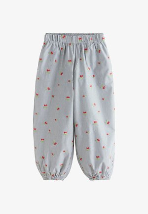 Svijetloplave i bijele prugaste dječje hlače s elastičnim pojasom i uzorkom crvenih trešanja po cijelom materijalu.