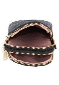 Portafoglio nero con più cerniere, dalla superficie testurizzata, con hardware dorato e una fodera interna rosa liscia. Due scomparti separati all'interno.