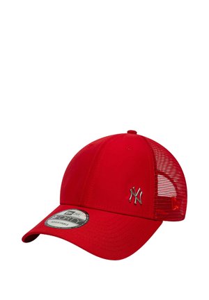 Casquette de baseball rouge avec dos en mesh, sangle ajustable et logo brodé argenté. Comprend une visière plate et une étiquette de taille ronde sur le bord.