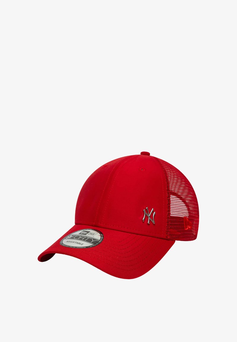 Casquette de baseball rouge avec dos en mesh, sangle ajustable et logo brodé argenté. Comprend une visière plate et une étiquette de taille ronde sur le bord.
