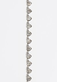 Pulsera de tono plateado con eslabones en forma de corazón alternos, cada uno engastado con una piedra clara de corte redondo, creando un patrón repetitivo.