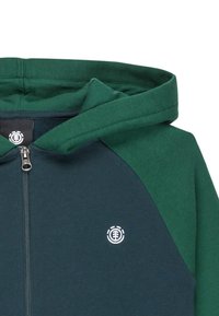 Felpa con cappuccio e zip caratterizzata da un corpo verde scuro e maniche verdi a contrasto, texture morbida e un piccolo logo bianco sul petto.
