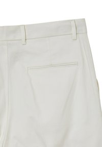 Pantaloni di cotone bianchi con una texture liscia, dotati di una tasca posteriore e passanti per la cintura. Design semplice senza motivi o accenti visibili.