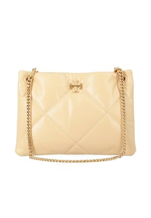 Sac en cuir matelassé beige à bandoulière, avec une chaîne dorée et un emblème doré centré à l'avant.