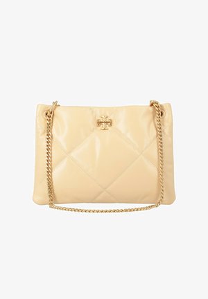 Sac en cuir matelassé beige à bandoulière, avec une chaîne dorée et un emblème doré centré à l'avant.
