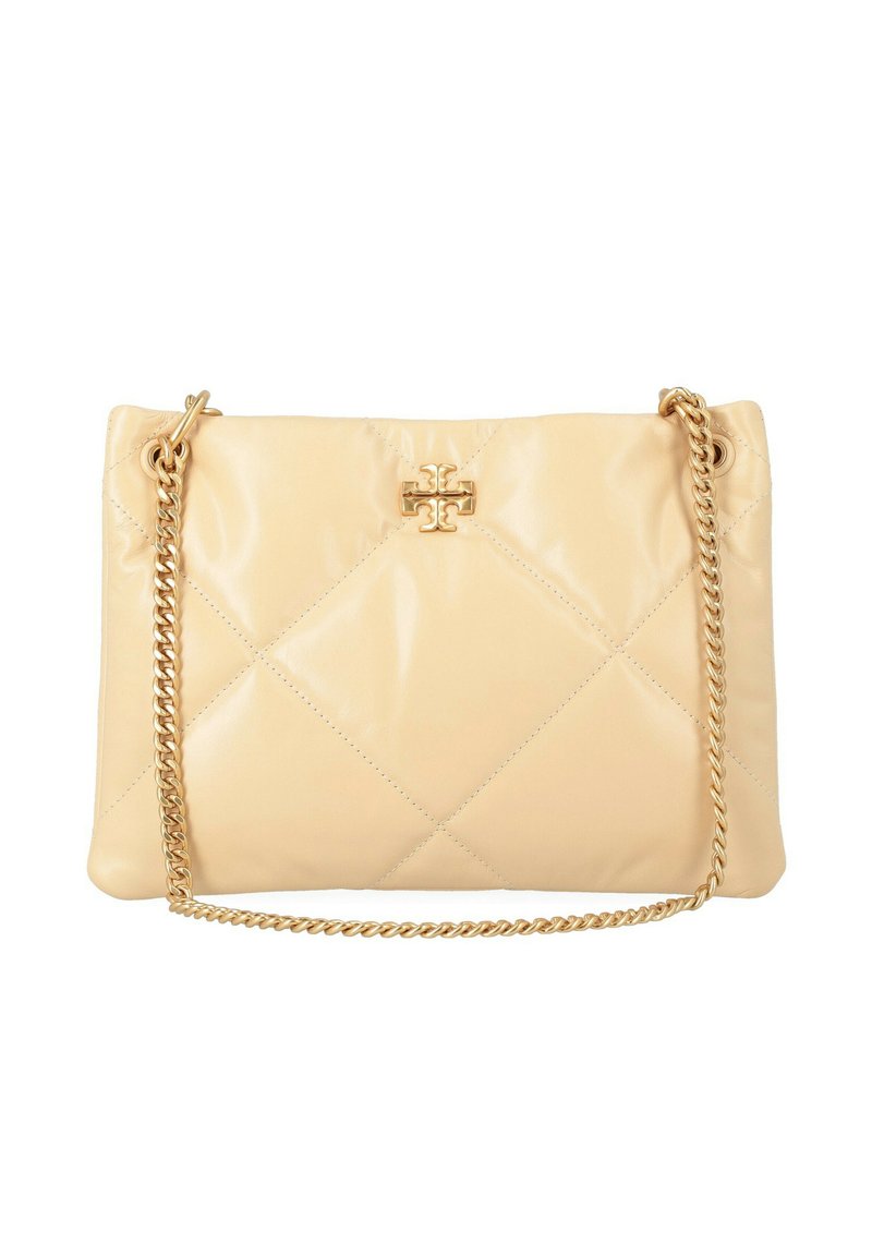 Borsa a tracolla in pelle beige trapuntata con catena dorata e emblema dorato al centro della parte anteriore.