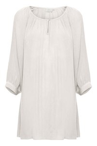 Lichtgrijze blouse met driekwarts mouwen, ronde halslijn, subtiele plooien en knoopsluiting aan de voorkant. Zachte textuur, losse pasvorm.