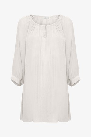 Blusa grigia chiara con maniche a tre quarti, scollo rotondo, pieghe sottili e chiusura a bottoni davanti. Tessuto morbido, vestibilità ampia.