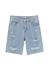 Shorts en denim bleu clair avec plusieurs zones usées et bords effilochés. Design classique à cinq poches, avec fermeture par bouton et braguette zippée.