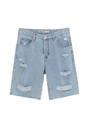Shorts en denim bleu clair avec des patchs déchirés et des bords effilochés. Quatre poches avec des coutures visibles, fermeture à bouton à la taille.