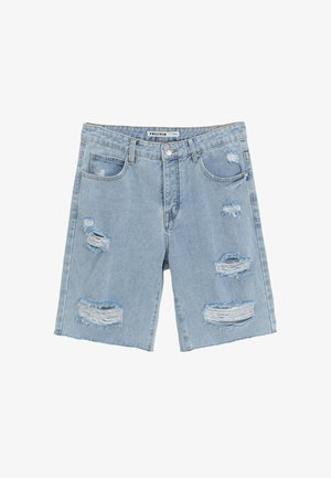 Shorts en denim bleu clair avec des patchs déchirés et des bords effilochés. Quatre poches avec des coutures visibles, fermeture à bouton à la taille.