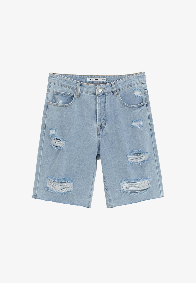 Shorts en denim bleu clair avec plusieurs zones usées et bords effilochés. Design classique à cinq poches, avec fermeture par bouton et braguette zippée.