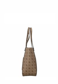 Bolso de hombro beige con patrón, con doble asa, forma triangular y acentos marrones. Presenta un emblema repetido en todo el material.