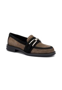 Mocassino in suede marrone con rifiniture nere, dettaglio con fibbia argentata e tacco nero basso su sfondo bianco.