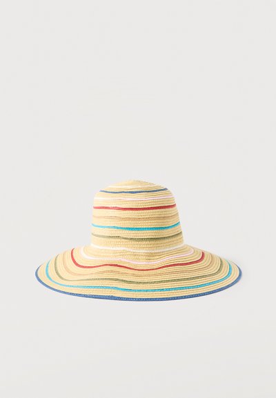 Καπέλο ηλίου με φαρδύ γείσο από ψάθα, διακοσμημένο με πολύχρωμες οριζόντιες ρίγες σε κόκκινο, μπλε, ροζ και πράσινο σε μπεζ φόντο.
