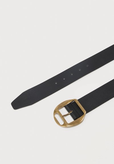 Μαύρη δερμάτινη ζώνη με χρυσό τόνο μεταλλικής αγκράφας σε στρογγυλεμένο ορθογώνιο σχήμα και πολλαπλές τρύπες ρύθμισης σε λευκό φόντο.