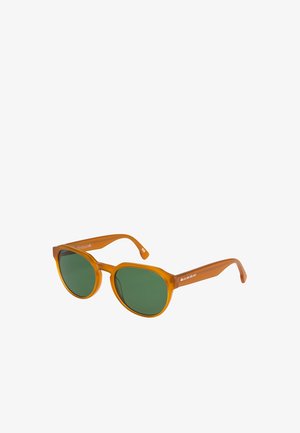 Gafas de sol redondas con montura de plástico translúcido naranja y lentes verdes. Presentan patillas delgadas con un sutil logo en los laterales.