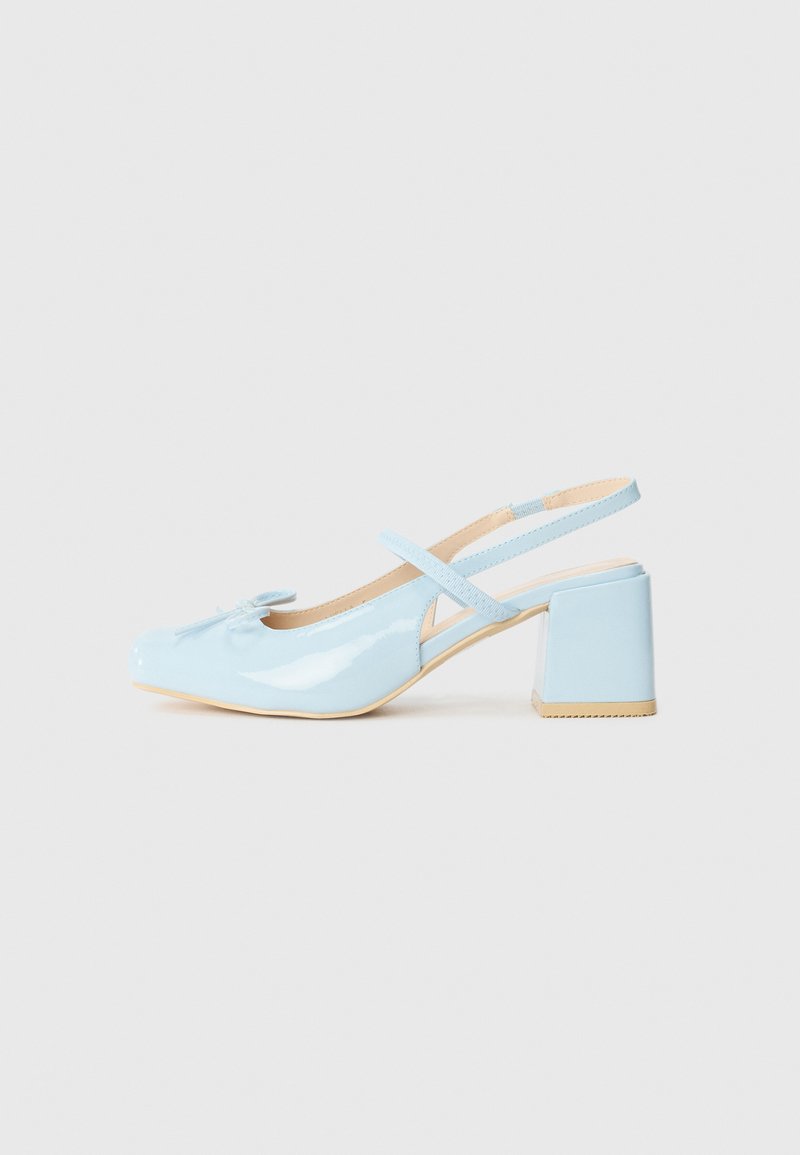 Scarpa slingback in vernice blu chiaro, con tacco a blocco, punta rotonda e un fiocco davanti.