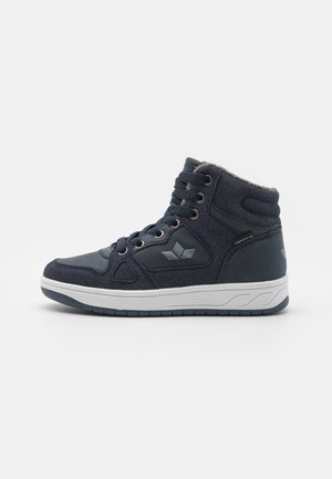 Baskets montantes en textile bleu marine avec des accents en cuir. Elles présentent un col rembourré, un avant lacé et une semelle en caoutchouc blanche.