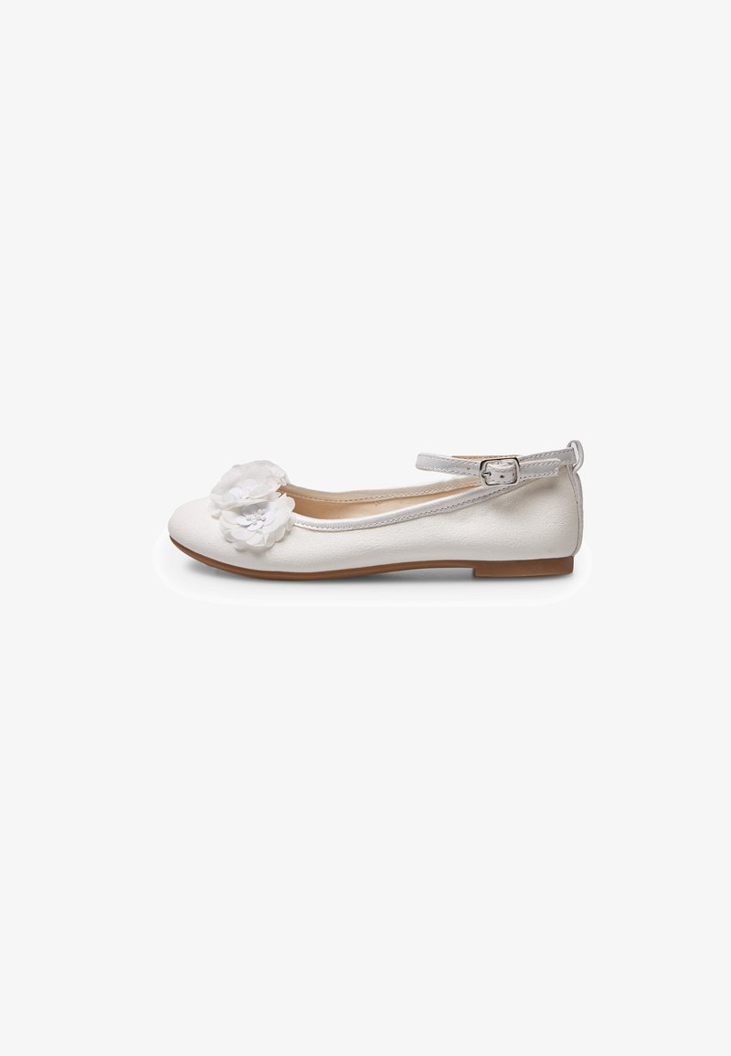 Weiße Leder-Ballettschuhe mit abgerundetem Zehenbereich, versehen mit zwei strukturierten Stoffblumen auf der Vorderseite und einem dünnen Knöchelriemen mit einer silbernen Schnalle.
