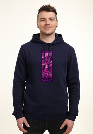 Granatowy hoodie z teksturowanym wykończeniem, z purpurową grafiką z przodu przedstawiającą postacie z komiksowego wzoru.