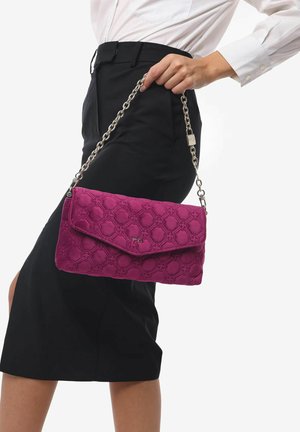 Borsa a tracolla di colore viola, trapuntata, con una tracolla a catena e chiusura a calamita, caratterizzata da un motivo testurizzato e una silhouette elegante.