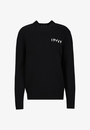 Schwarzer Strickpullover mit Rundhalsausschnitt und geripptem Saum. Auffälliges Detail: weißer gestickter Text "19V69" auf der linken Vorderseite.