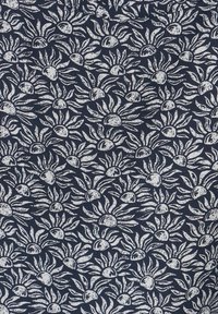 Marineblauer Stoff mit einem weißen Sonnenmotiv, das runde Mittelpunkte und verlängerte Strahlen aufweist. Das gemusterte Textil bedeckt die gesamte Oberfläche.