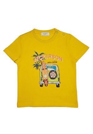 Maglietta gialla a maniche corte per toddler con palma, furgoncino retrò, surf e grafica "JECKERSON Surfing Good Time 1979" sul davanti.