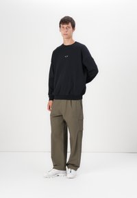 Oakley STACKED METAL CREWNECK  - Felpa - blackout