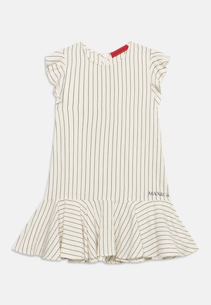 Valge lühikeste varrukatega kleit vertikaalsete mustade triipudega, volditud äärte ja varrukatega ning punase sildiga kaeluse lähedal.