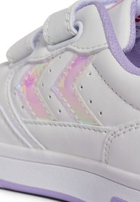 Białe syntetyczne sneakersy z błyszczącym irydyscencyjnym wzorem w kształcie chevronu, lawendowymi akcentami, teksturowaną gumową podeszwą oraz zapięciem na rzep.