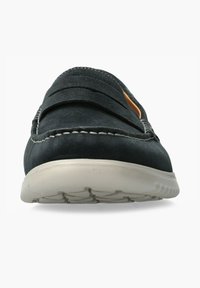 Dunkelblaue Wildlederloafers mit einer strukturierten Oberseite, gesteppten Details und einer weißen Gummisohle. Verfügt über ein einfaches Anzieh-Design.