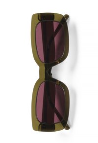 Lunettes de soleil en plastique vert avec des montures carrées et des verres rouge foncé. Elles présentent une finition lisse et des branches larges.