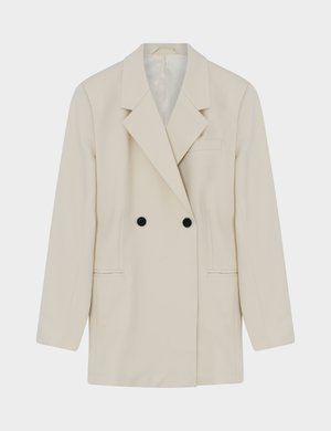 Kreemikas topelt-rinnaga bleiser mustade nuppudega, nööpideta kraega, kahe eesmise tasku ja ühe rinnataskuga, asetatud valgele taustale.