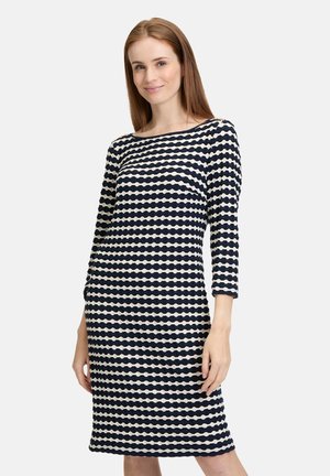 Navyblaues und cremefarbenes gemustertes Kleid mit Dreiviertelärmeln, das ein gewelltes Streifendesign und eine lockere Passform aufweist, gefertigt aus einem strukturierten Stoff.