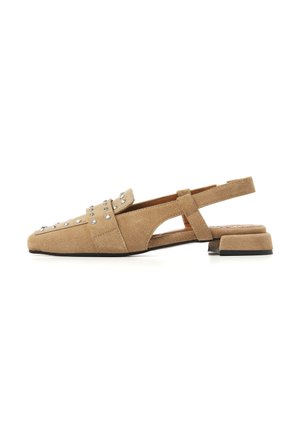 Beiger Wildleder-Slingback-Flachschuh mit quadratischer Zehenpartie, mit Nieten besetztem Obermaterial und niedrigem Blockabsatz vor weißem Hintergrund.