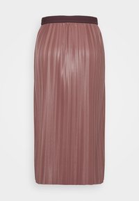 Gonna midi plissettata in rosa polveroso, con vita alta di colore scuro. Linee verticali testurizzate si estendono per tutto il tessuto, con una finitura liscia.
