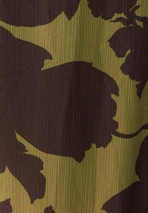 Tissu présentant un motif de feuilles et de fleurs en brun foncé sur un fond texturé vert olive, créant de la profondeur et un intérêt visuel.