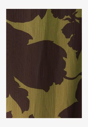 Tessuto con un motivo a foglie e fiori in marrone scuro su uno sfondo verde oliva testurizzato, creando profondità e interesse visivo.