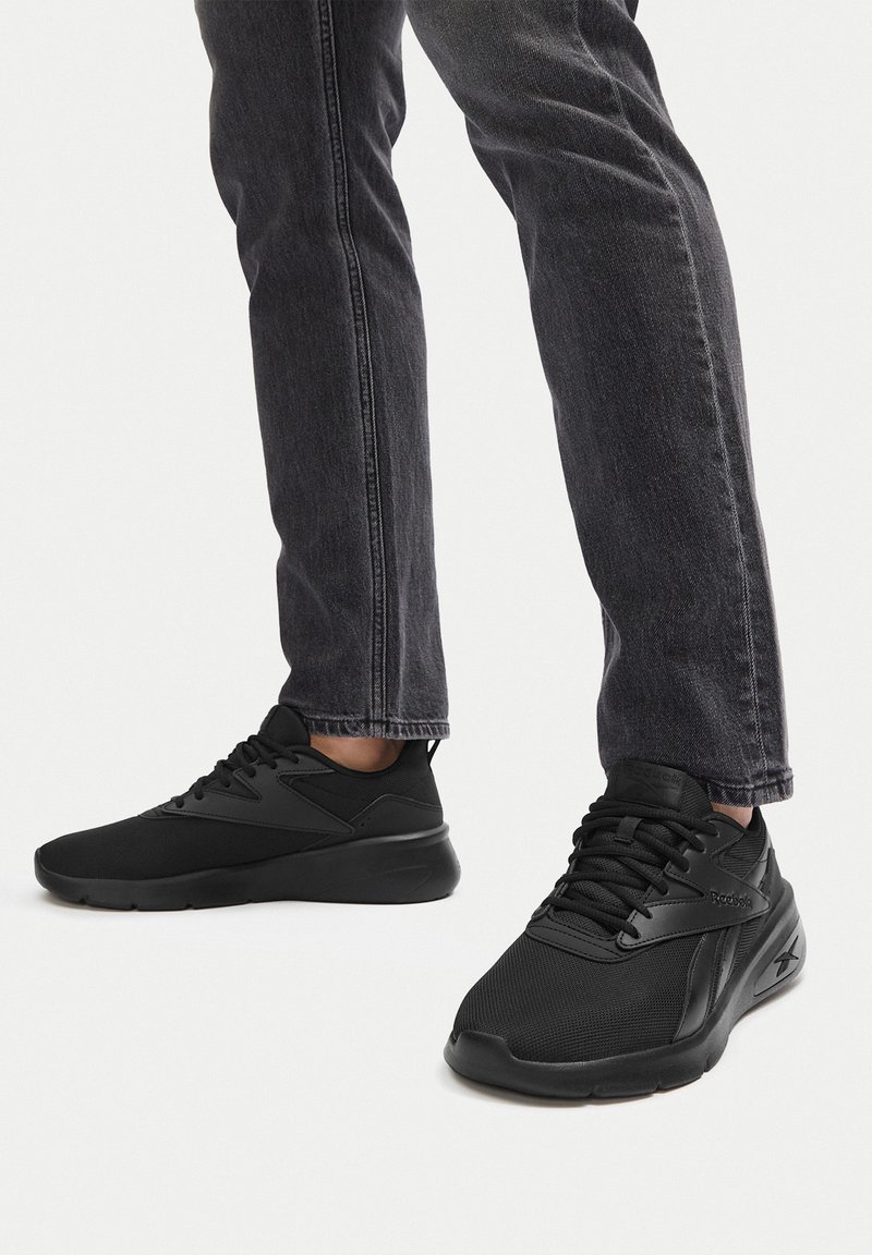 Mustad mustrena spordijalatseid tekstuuriga ülemise osaga, ümmarguse varbaga ja paksude kummitaldadega, kombineeritud tumedate teksadega. Omab paelu ja logo aktsente.