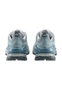 Scarpe da trekking blu e grigie con una tomaia in rete e suede, suola robusta, colletto imbottito e dettagli riflettenti sul tallone.