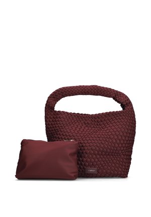 Gewebte dunkelrote Handtasche mit abgerundetem Griff und passendem, glattem, gezipptem Täschchen vorne auf weißem Hintergrund.