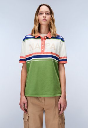 Polo shirt colorato con righe verdi, bianche e blu, caratterizzato da un colletto corallo, bottoni e la scritta "NAPA" sul petto.
