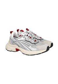 Zapatillas deportivas plateadas y grises con parte superior de malla, lengüeta acolchada, acentos rojos y suela de goma texturizada. Cuenta con cierre de cordones y marca.