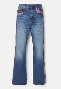 Jeans de mezclilla acampanados con un lavado azul, que presentan acentos multicolores esponjosos en los bolsillos y los laterales, con texturas contrastantes en todo el tejido.