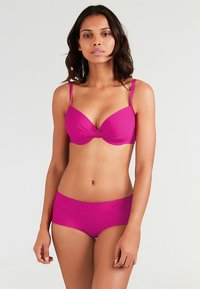 Fuchsia-Bikini-Set mit einem geformten, geknoteten Bikini-Oberteil und einfarbigen, hochgeschnittenen Slips, ausgestattet mit glattem Stoff und verstellbaren Trägern.